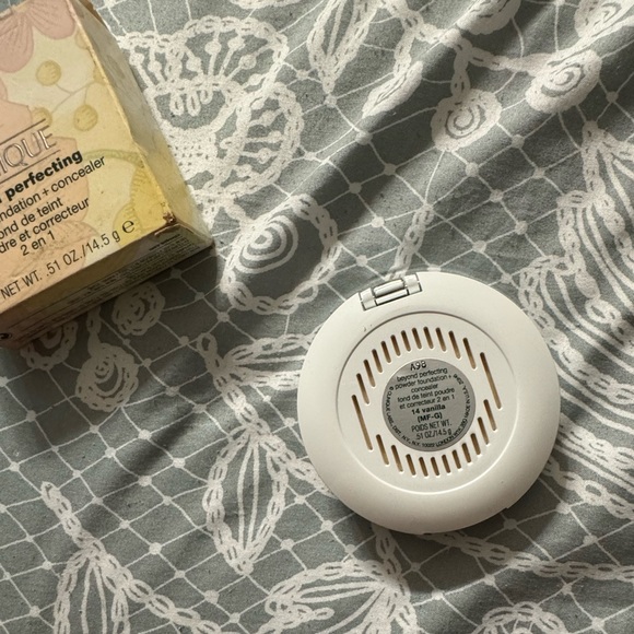 Clinique Beyond Perfecting Foundation and Concealer - 14 vanilla - Picture 2 of 8